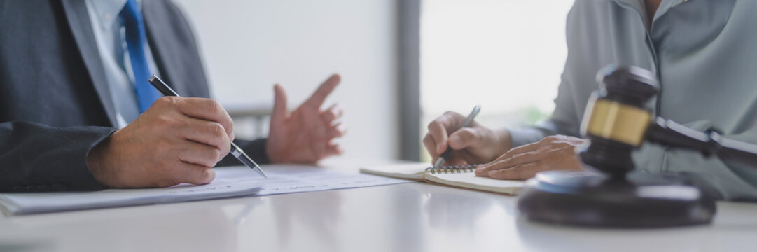 Lawyer and client negotiation in legal judgement consulting..