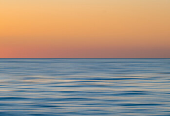 Obraz premium Sunset over the open sea (long exposure)