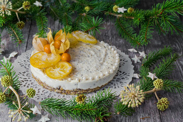 Cheese-cake végétalien aux oranges confites et physalis sur napperon en papier