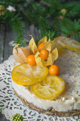 Détail d'un cheese-cake végétalien aux oranges confites et physalis