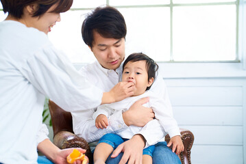 笑顔でくつろぐ3人家族