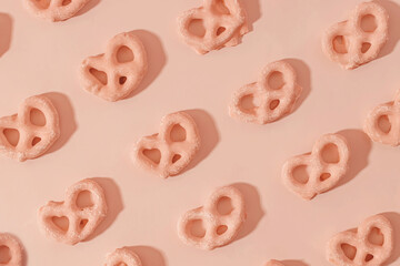 Strawberry Sweet Mini pretzels covered with pink glaze, - obrazy, fototapety, plakaty