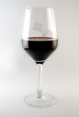 Fotografía de un baso de vino tomada en una caja de luz, con fondo blanco, con el uso de flash