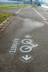 Radweg mit Symbol Fahrrad und Schriftzug Radnetz neben Straße