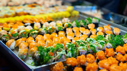 Rice balls wrapped in seaweed Decorate your face with various ingredients such as fish eggs, squid, shrimp eggs, and other popular Japanese foods. Topped with different flavor sauces.