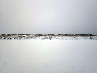 Schneebedeckter Nordseestrand in Jütland