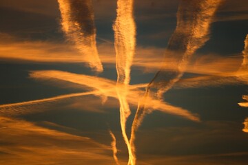 Kondensstreifen von Flugzeugen am Abendhimmel