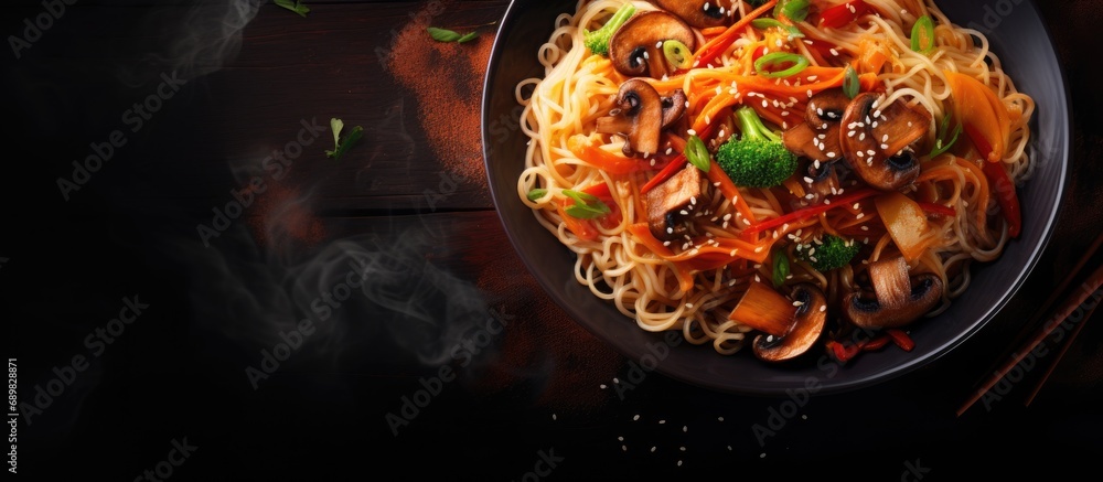 Aufkleber asian shimeji noodles dish chow mein noodles pasta with stir fried vegetables soy sauce and shimeji 