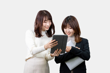 タブレットの画面を見る2人のビジネス女性