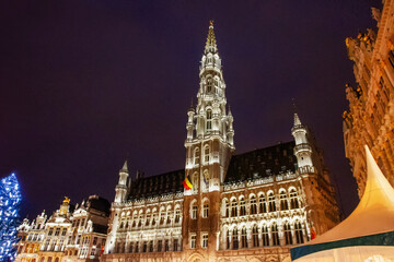 Fototapeta na wymiar Fantastic illuminated Town hall on the city square encircled by buildings dating back to 14th century of Brussels