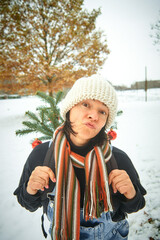 Eine Frau in einem magischen Weihnachtswald