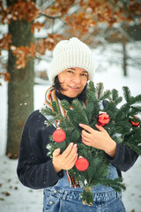Eine Frau in einem magischen Weihnachtswald