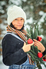 Eine Frau in einem magischen Weihnachtswald