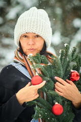 Eine Frau in einem magischen Weihnachtswald