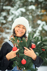 Eine Frau in einem magischen Weihnachtswald