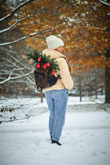 Eine Frau in einem magischen Weihnachtswald