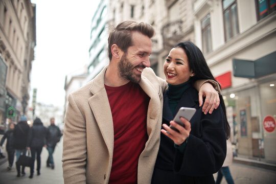 smiling couple goes shopping in the city