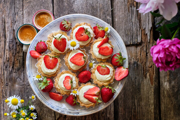 Tartlets with custard, mascarpone and strawberries