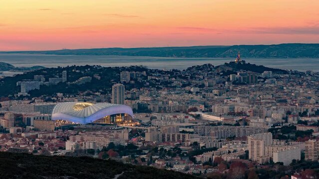 Le stade vélodrome et Notre Dame de la Garde, time lapse, Marseille, France