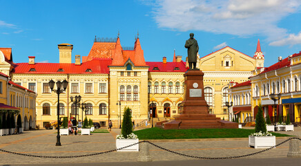 Fototapeta na wymiar Red Square in Rybinsk with view of Architecture and Art Museum and monument to Lenin.