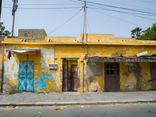 Fototapeta na wymiar un vieux bâtiment colonial dans l'ancienne ville de Saint Louis du Sénégal en Afrique