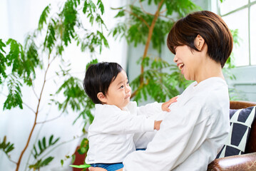 Obraz premium 室内でくつろぐ親子