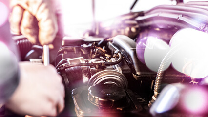 Kfz Mechaniker am Motor