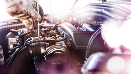 Fototapeta na wymiar Mechaniker repariert den Verbrennungsmotor des Autos