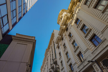 Contraste de edificios modernos y antiguos en el centro de la ciudad de Buenos Aires en Argentina, se aprecia la arquitectura y el cielo - obrazy, fototapety, plakaty