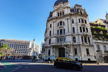 Edificio en el centro de la ciudad de Buenos Aires, cerca a Plaza de Mayo con presencia de un taxi...
