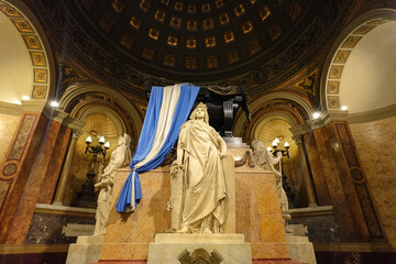 Escultura de una mujer y una bandera en la Catedral de Buenos Aires en Argentina