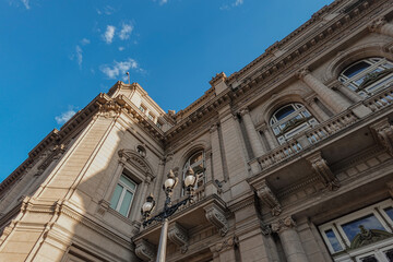 Vista de la parte superior de la arquitectura del Teatro Colón en la ciudad de Buenos Aires Argentina, se ve las ventanas, columnas y el cielo despejado