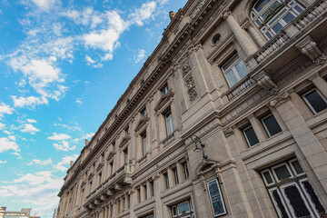 Exterior del Teatro Colón, una arquitectura antigua en el centro de la ciudad de Buenos Aires, se ven ventanas y columnas de gran tamaño