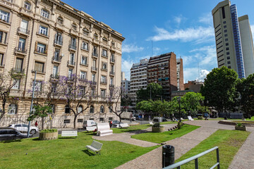 Panorama de un parque en Buenos Aires y edificios que están alrededor