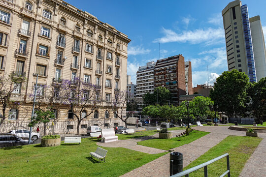 Panorama de un parque en Buenos Aires y edificios que est&aacute;n alrededor