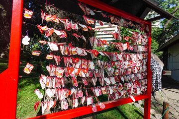 Grullas de papel con deseos colgados como parte decorativa del Jardín Japonés en Buenos Aires,...