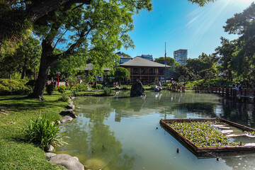 Vista del lago del Jardín Japonés en la ciudad de Buenos Aires, se ve infraestructura inspirada en el arte japonés y mucha naturaleza