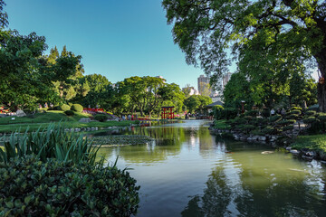 Lago del Jardín Japonés en Buenos Aires, Argentina, se observan árboles y mucha naturaleza en el parque