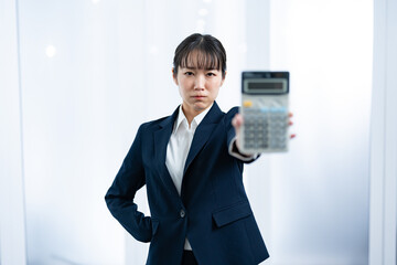 電卓を持つ女性