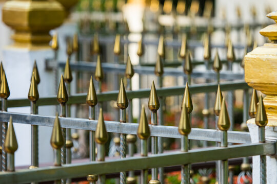 Stainless steel fence, golden arrow, anti-theft spike, arranged in a line