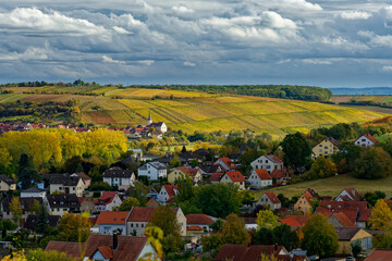Blick von den Weinbergen bei Wipfeld über den Main zum Weinort Stammheim und seine Weinberge,...