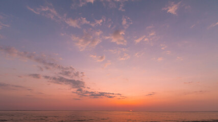 Obraz premium Beautiful colorful sunset with dramatic clouds and sun shining