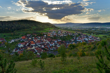 Blick vom NSG Trockengebiete bei Machtilshausen auf den Ort Machtilshausen und das fr&auml;nkische Saaletal, Landkreis Bad Kissingen, Unterfranken, Franken, Bayern, Deutschland