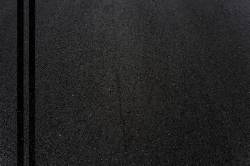 Lignes noires sur asphalte lisse
