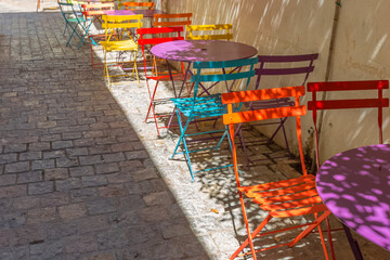 Chaises et tables métallique couleurs