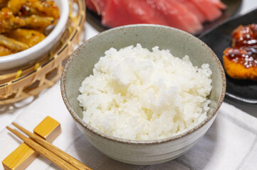 茶碗に盛られた新米ご飯