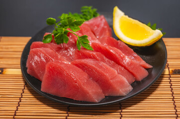 生マグロの刺し身　中トロ