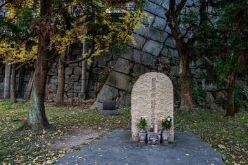 大坂夏の陣淀殿秀頼自刃の碑