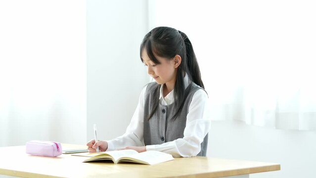 学校・家で勉強をする女の子