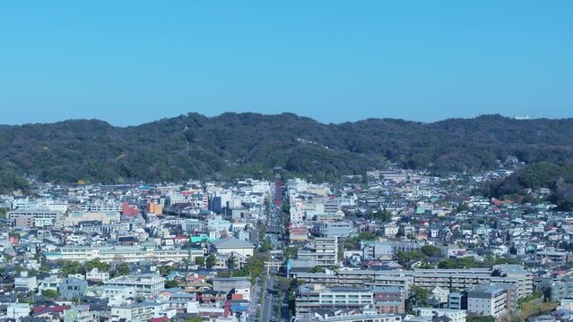 鎌倉の街並みと参道と鉄道１　ドローン　空撮